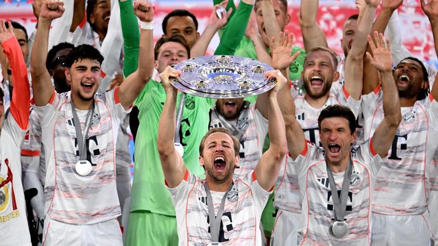 Soccer Football - Bundesliga - Bayern Munich v Borussia Moenchengladbach - Allianz Arena, Munich, Germany - May 10, 2025 General view of Bayern Munich players on the podium during the trophy ceremony after winning the Bundesliga REUTERS/Angelika Warmuth DFL REGULATIONS PROHIBIT ANY USE OF PHOTOGRAPHS AS IMAGE SEQUENCES AND/OR QUASI-VIDEO.