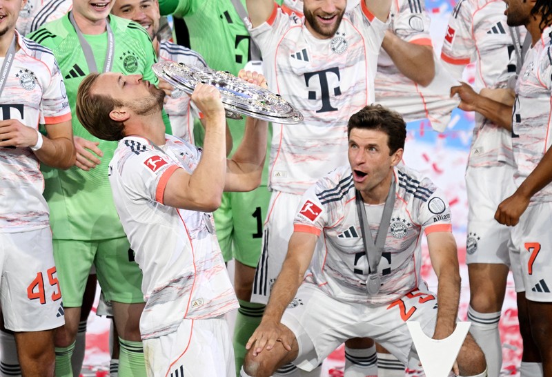 SOCCER-GERMANY-FCB-BMG/REPORT Soccer Football - Bundesliga - Bayern Munich v Borussia Moenchengladbach - Allianz Arena, Munich, Germany - May 10, 2025 General view of Bayern Munich players on the podium during the trophy ceremony after winning the Bundesliga REUTERS/Angelika Warmuth DFL REGULATIONS PROHIBIT ANY USE OF PHOTOGRAPHS AS IMAGE SEQUENCES AND/OR QUASI-VIDEO.