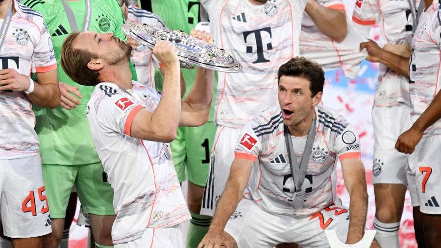 Soccer Football - Bundesliga - Bayern Munich v Borussia Moenchengladbach - Allianz Arena, Munich, Germany - May 10, 2025 General view of Bayern Munich players on the podium during the trophy ceremony after winning the Bundesliga REUTERS/Angelika Warmuth DFL REGULATIONS PROHIBIT ANY USE OF PHOTOGRAPHS AS IMAGE SEQUENCES AND/OR QUASI-VIDEO.