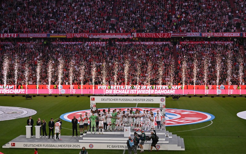 SOCCER-GERMANY-FCB-BMG/REPORT Soccer Football - Bundesliga - Bayern Munich v Borussia Moenchengladbach - Allianz Arena, Munich, Germany - May 10, 2025 General view of Bayern Munich players on the podium during the trophy ceremony after winning the Bundesliga REUTERS/Angelika Warmuth DFL REGULATIONS PROHIBIT ANY USE OF PHOTOGRAPHS AS IMAGE SEQUENCES AND/OR QUASI-VIDEO.