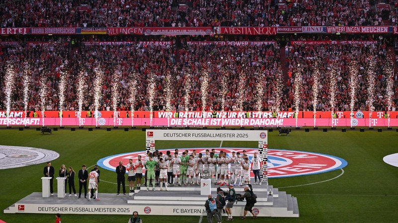 Soccer Football - Bundesliga - Bayern Munich v Borussia Moenchengladbach - Allianz Arena, Munich, Germany - May 10, 2025 General view of Bayern Munich players on the podium during the trophy ceremony after winning the Bundesliga REUTERS/Angelika Warmuth DFL REGULATIONS PROHIBIT ANY USE OF PHOTOGRAPHS AS IMAGE SEQUENCES AND/OR QUASI-VIDEO.