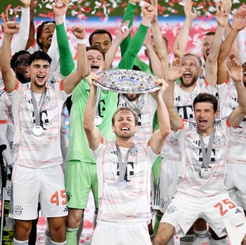 Bayern Juara, Momen Kane Angkat Trofi Pertama Sepanjang Karir