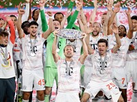Bayern Juara, Momen Kane Angkat Trofi Pertama Sepanjang Karir