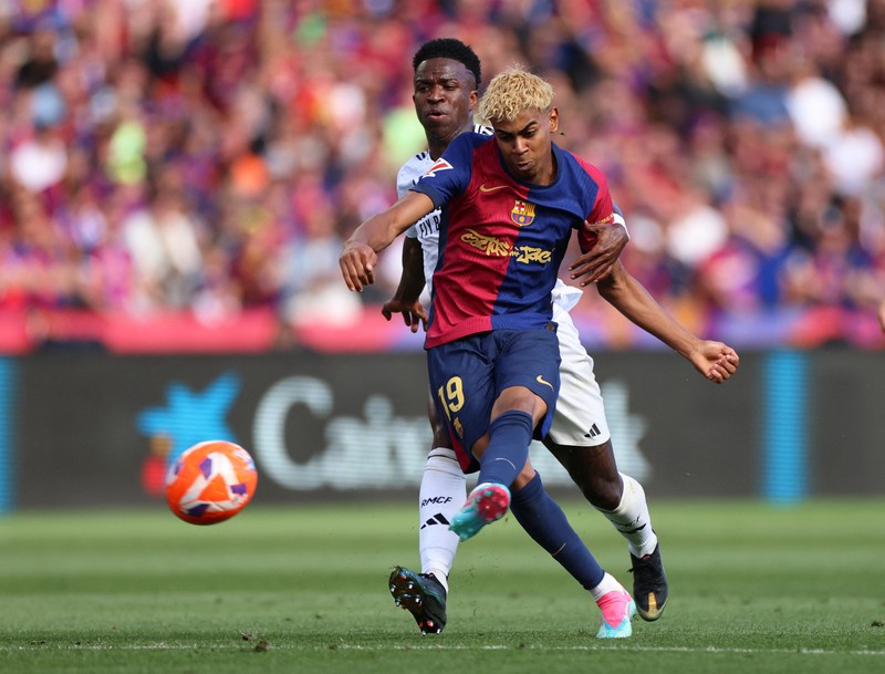 Soccer Football - LaLiga - FC Barcelona v Real Madrid - Estadi Olimpic Lluis Companys, Barcelona, Spain - May 11, 2025 Real Madrid's Jude Bellingham looks dejected during the match REUTERS/Albert Gea