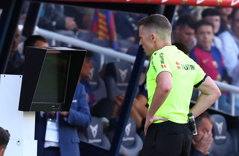 SOCCER-SPAIN-BAR-RMA/REPORT Soccer Football - LaLiga - FC Barcelona v Real Madrid - Estadi Olimpic Lluis Companys, Barcelona, Spain - May 11, 2025 Real Madrid's Jude Bellingham looks dejected during the match REUTERS/Albert Gea