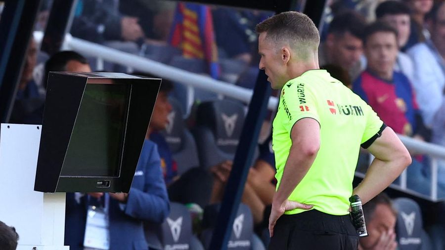 Soccer Football - LaLiga - FC Barcelona v Real Madrid - Estadi Olimpic Lluis Companys, Barcelona, Spain - May 11, 2025 Real Madrid's Jude Bellingham looks dejected during the match REUTERS/Albert Gea