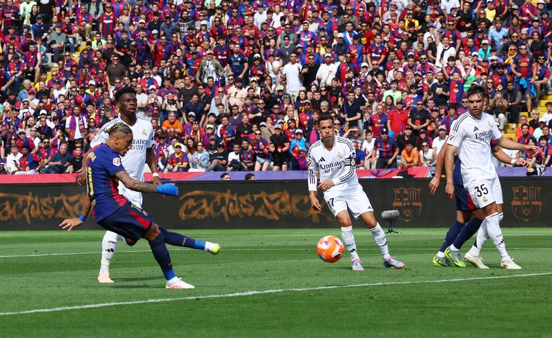Soccer Football - LaLiga - FC Barcelona v Real Madrid - Estadi Olimpic Lluis Companys, Barcelona, Spain - May 11, 2025 Real Madrid's Jude Bellingham looks dejected during the match REUTERS/Albert Gea