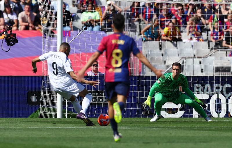 SOCCER-SPAIN-BAR-RMA/REPORT Soccer Football - LaLiga - FC Barcelona v Real Madrid - Estadi Olimpic Lluis Companys, Barcelona, Spain - May 11, 2025 Real Madrid's Jude Bellingham looks dejected during the match REUTERS/Albert Gea