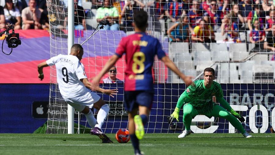 SOCCER-SPAIN-BAR-RMA/REPORT Soccer Football - LaLiga - FC Barcelona v Real Madrid - Estadi Olimpic Lluis Companys, Barcelona, Spain - May 11, 2025 Real Madrid's Jude Bellingham looks dejected during the match REUTERS/Albert Gea