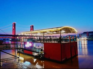 Ngopi Asyik di Tepi Sungai Musi dengan View Jembatan Ampera