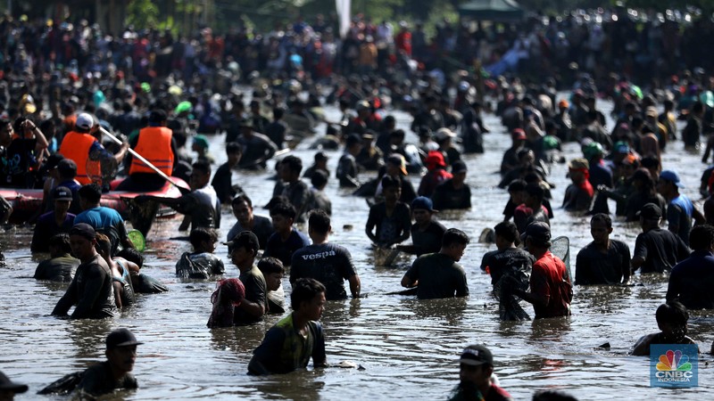 Tradisi ngubek empang di Situ Pengasinan Depok, Jawa Barat, Minggu (11/5/2025). (CNBC Indonesia/Tri Susilo) Tradisi ngubek empang di Situ Pengasinan Depok, Jawa Barat, Minggu (11/5/2025). (CNBC Indonesia/Tri Susilo)