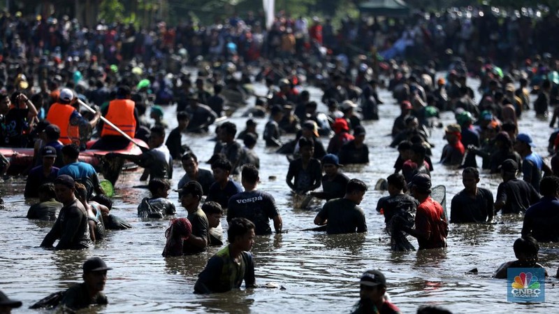 Tradisi ngubek empang di Situ Pengasinan Depok, Jawa Barat, Minggu (11/5/2025). (CNBC Indonesia/Tri Susilo)