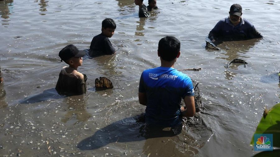 Tradisi ngubek empang di Situ Pengasinan Depok, Jawa Barat, Minggu (11/5/2025). (CNBC Indonesia/Tri Susilo) Tradisi ngubek empang di Situ Pengasinan Depok, Jawa Barat, Minggu (11/5/2025). (CNBC Indonesia/Tri Susilo)