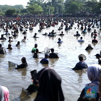 'Ngubek Empang' Potret Tradisi Budaya Betawi Depok Menangkap Ikan