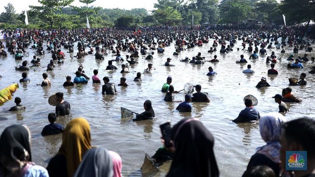 'Ngubek Empang' Potret Tradisi Budaya Betawi Depok Menangkap Ikan