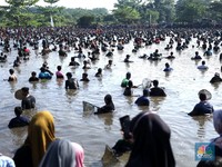 'Ngubek Empang' Potret Tradisi Budaya Betawi Depok Menangkap Ikan