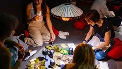 Unik! Konsep Restoran Pop-up Sajikan Makanan Langsung di Atas Lantai