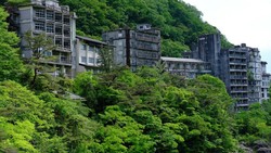 Wujud Hotel Glamor yang Kini Bak Ditelan Hutan