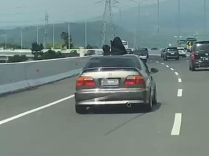 Viral Bocah Nongol dari Sunroof Mobil Saat Melintas di Tol Surabaya-Malang