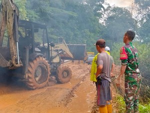 Longsor di Jalan Pagar Alam-Manna Sebabkan Macet Panjang