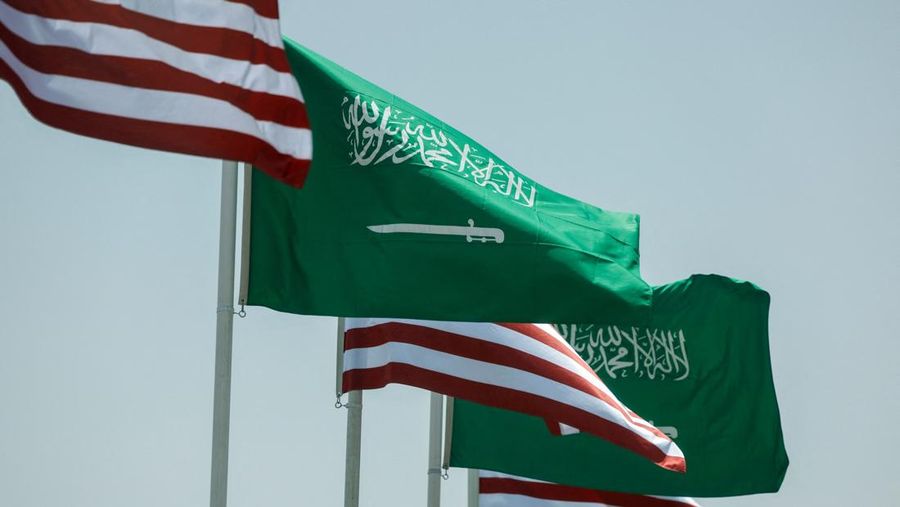 Bendera Arab Saudi dan Amerika Serikat (AS). (REUTERS/Hamad I Mohammed)