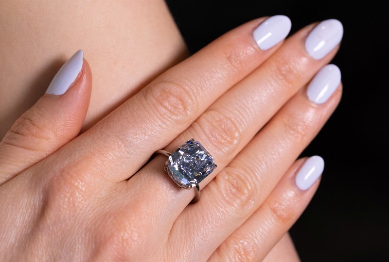 Berlian biru 10,03 karat yang menurut rumah lelang tersebut dapat terjual seharga $20 juta di Jenewa, Swiss. (REUTERS/Denis Balibouse) Berlian biru 10,03 karat yang menurut rumah lelang tersebut dapat terjual seharga $20 juta di Jenewa, Swiss. (REUTERS/Denis Balibouse)