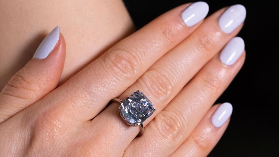 Berlian biru 10,03 karat yang menurut rumah lelang tersebut dapat terjual seharga $20 juta di Jenewa, Swiss. (REUTERS/Denis Balibouse)