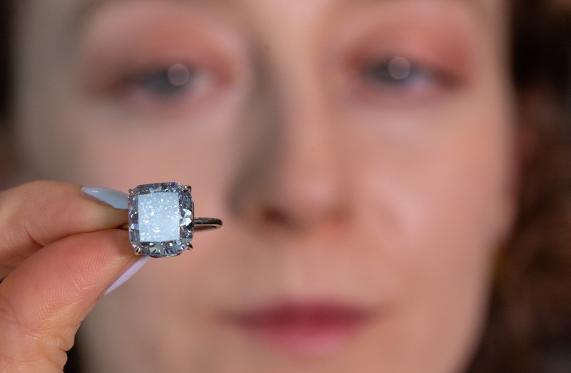 Berlian biru 10,03 karat yang menurut rumah lelang tersebut dapat terjual seharga $20 juta di Jenewa, Swiss. (REUTERS/Denis Balibouse)