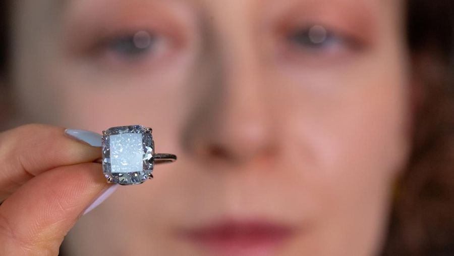 Berlian biru 10,03 karat yang menurut rumah lelang tersebut dapat terjual seharga $20 juta di Jenewa, Swiss. (REUTERS/Denis Balibouse)