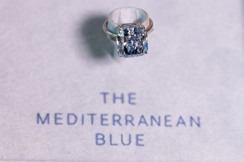 Berlian biru 10,03 karat yang menurut rumah lelang tersebut dapat terjual seharga $20 juta di Jenewa, Swiss. (REUTERS/Denis Balibouse) Berlian biru 10,03 karat yang menurut rumah lelang tersebut dapat terjual seharga $20 juta di Jenewa, Swiss. (REUTERS/Denis Balibouse)