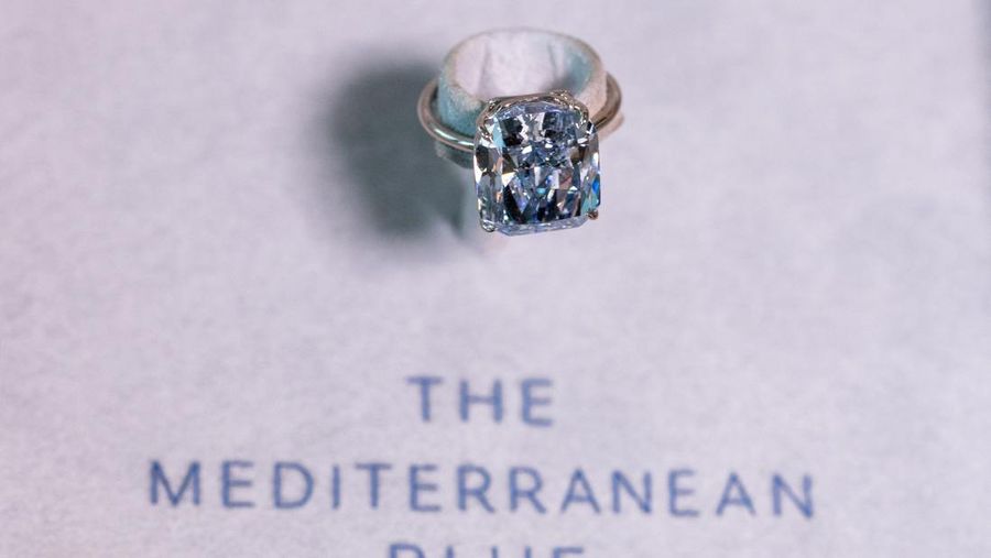 Berlian biru 10,03 karat yang menurut rumah lelang tersebut dapat terjual seharga $20 juta di Jenewa, Swiss. (REUTERS/Denis Balibouse)