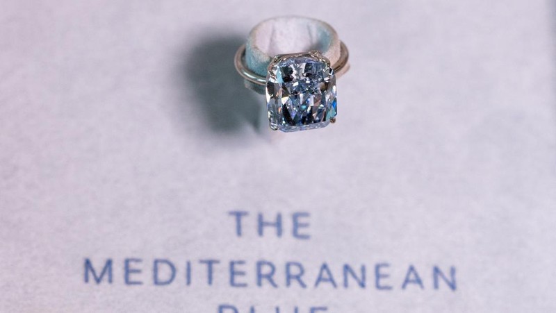 Berlian biru 10,03 karat yang menurut rumah lelang tersebut dapat terjual seharga $20 juta di Jenewa, Swiss. (REUTERS/Denis Balibouse)