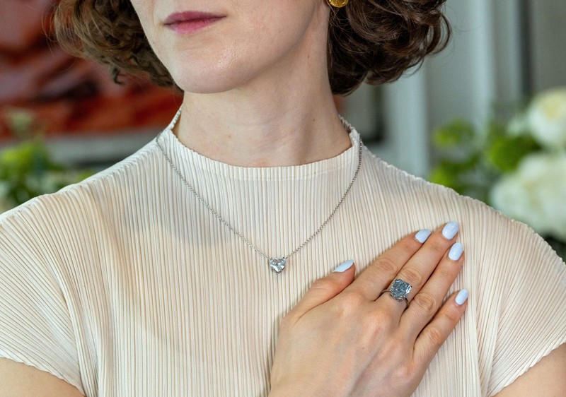 Berlian biru 10,03 karat yang menurut rumah lelang tersebut dapat terjual seharga $20 juta di Jenewa, Swiss. (REUTERS/Denis Balibouse)