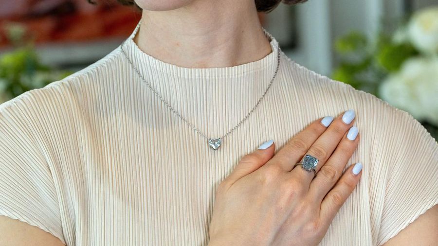 Berlian biru 10,03 karat yang menurut rumah lelang tersebut dapat terjual seharga $20 juta di Jenewa, Swiss. (REUTERS/Denis Balibouse) Berlian biru 10,03 karat yang menurut rumah lelang tersebut dapat terjual seharga $20 juta di Jenewa, Swiss. (REUTERS/Denis Balibouse)