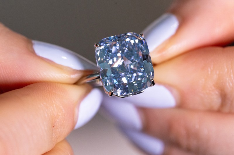Berlian biru 10,03 karat yang menurut rumah lelang tersebut dapat terjual seharga $20 juta di Jenewa, Swiss. (REUTERS/Denis Balibouse) Berlian biru 10,03 karat yang menurut rumah lelang tersebut dapat terjual seharga $20 juta di Jenewa, Swiss. (REUTERS/Denis Balibouse)