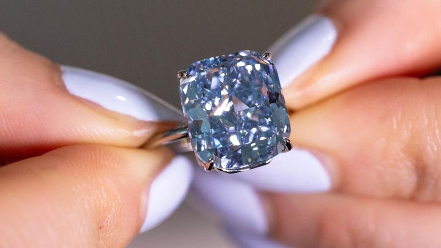 Berlian biru 10,03 karat yang menurut rumah lelang tersebut dapat terjual seharga $20 juta di Jenewa, Swiss. (REUTERS/Denis Balibouse)
