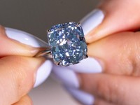 Penampakan Berlian Biru 10,03 Karat, Segini Harganya!