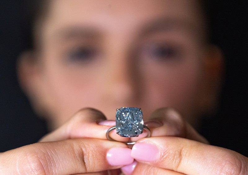 Berlian biru 10,03 karat yang menurut rumah lelang tersebut dapat terjual seharga $20 juta di Jenewa, Swiss. (REUTERS/Denis Balibouse) Berlian biru 10,03 karat yang menurut rumah lelang tersebut dapat terjual seharga $20 juta di Jenewa, Swiss. (REUTERS/Denis Balibouse)