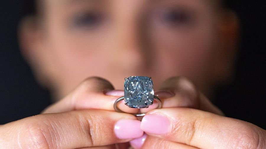 Berlian biru 10,03 karat yang menurut rumah lelang tersebut dapat terjual seharga $20 juta di Jenewa, Swiss. (REUTERS/Denis Balibouse)
