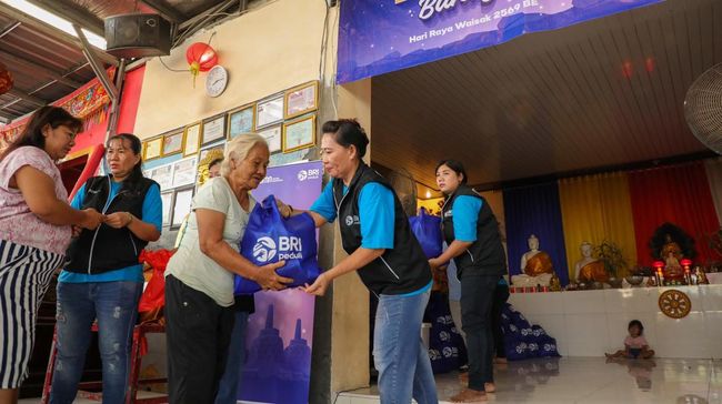 BRI Salurkan Bantuan Sembako ke Ribuan Umat Buddha