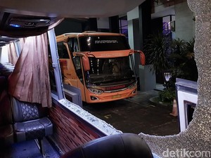 Amuk Suporter Hujani Batu Bus Persik di Kanjuruhan Usai Arema FC Kalah