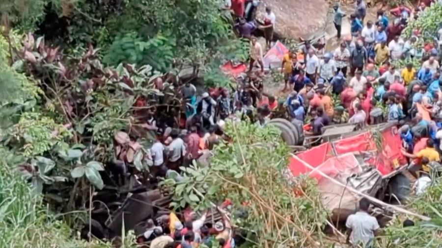 Kecelakaan bus rombongan peziarah di wilayah perbukitan tengah Kotmale, Sri Lanka, Minggu (11/5/2025). (REUTERS)