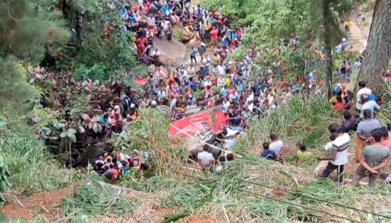 Kecelakaan bus rombongan peziarah di wilayah perbukitan tengah Kotmale, Sri Lanka, Minggu (11/5/2025). (REUTERS)
