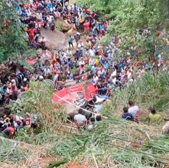 Potret Bus Rombongan Peziarah Buddha Masuk Jurang, 21 Tewas