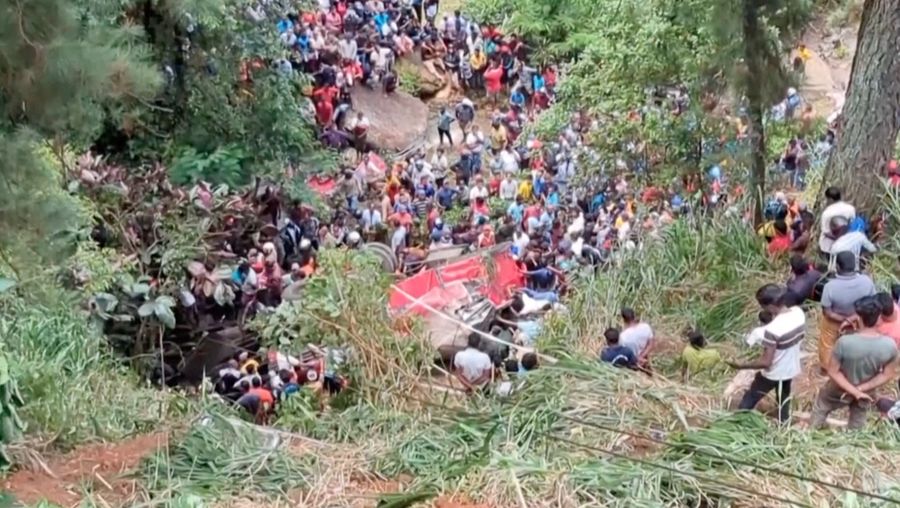 Kecelakaan bus rombongan peziarah di wilayah perbukitan tengah Kotmale, Sri Lanka, Minggu (11/5/2025). (REUTERS)