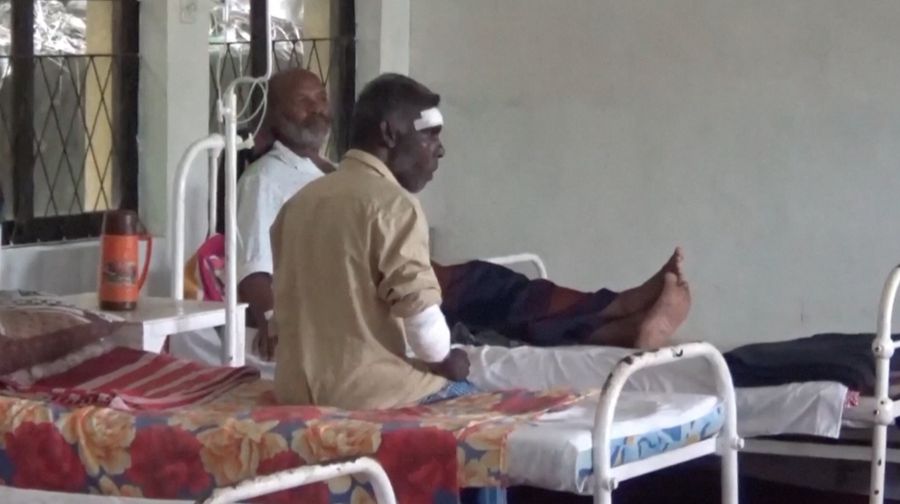 Kecelakaan bus rombongan peziarah di wilayah perbukitan tengah Kotmale, Sri Lanka, Minggu (11/5/2025). (REUTERS)