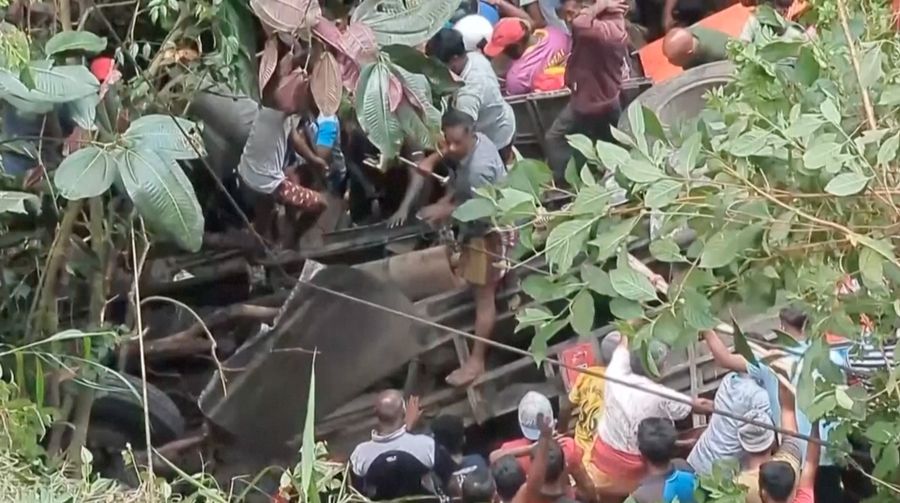 Kecelakaan bus rombongan peziarah di wilayah perbukitan tengah Kotmale, Sri Lanka, Minggu (11/5/2025). (REUTERS)