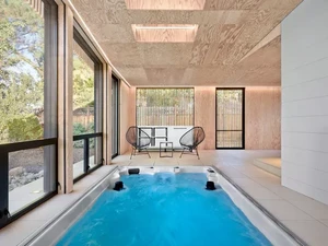 Inspirasi Kolam Renang Indoor, Nggak Bikin Pengap dan Cocok buat Rumah Kecil