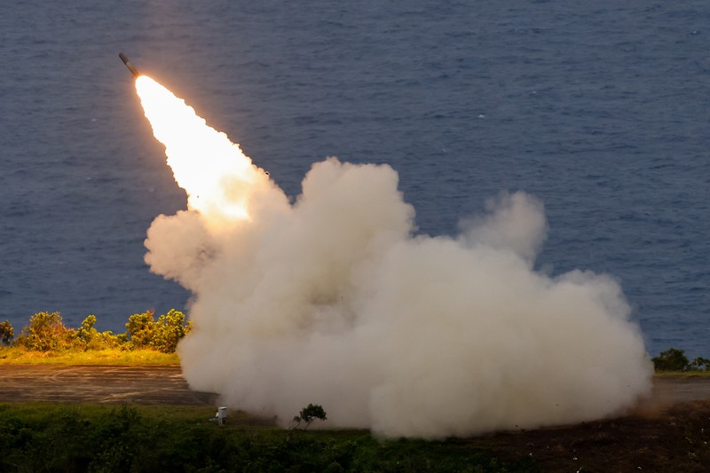Militer Taiwan melakukan uji coba peluncuran langsung Sistem Roket Artileri Mobilitas Tinggi (HIMARS) pertamanya di pangkalan Jiupeng di Pingtung, Taiwan, Senin (12/5/2025). (REUTERS/Ann Wang) Militer Taiwan melakukan uji coba peluncuran langsung Sistem Roket Artileri Mobilitas Tinggi (HIMARS) pertamanya di pangkalan Jiupeng di Pingtung, Taiwan, Senin (12/5/2025). (REUTERS/Ann Wang)