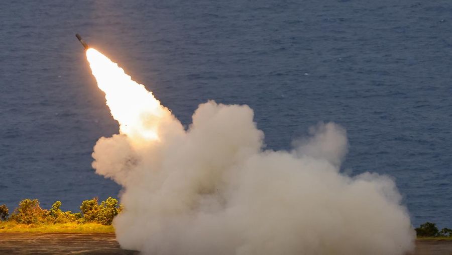 Militer Taiwan melakukan uji coba peluncuran langsung Sistem Roket Artileri Mobilitas Tinggi (HIMARS) pertamanya di pangkalan Jiupeng di Pingtung, Taiwan, Senin (12/5/2025). (REUTERS/Ann Wang) Militer Taiwan melakukan uji coba peluncuran langsung Sistem Roket Artileri Mobilitas Tinggi (HIMARS) pertamanya di pangkalan Jiupeng di Pingtung, Taiwan, Senin (12/5/2025). (REUTERS/Ann Wang)